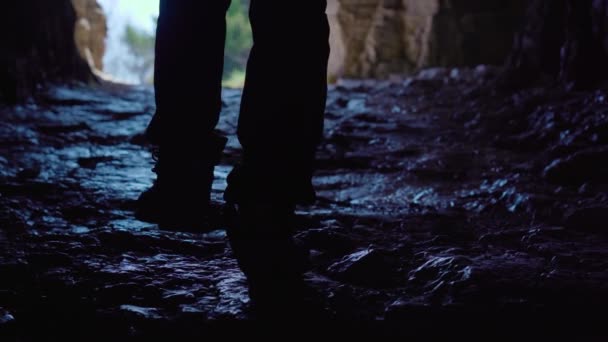 Flicka går på våta stenar i tunneln — Stockvideo