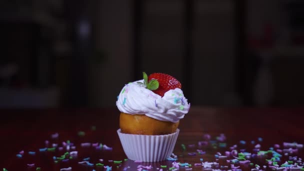 La fresa cae a cámara lenta sobre la torta con la crema — Vídeos de Stock