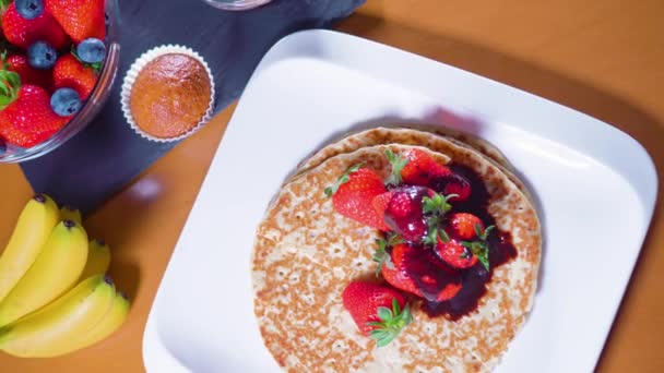 Sabroso desayuno de panqueques y frutas en la mesa — Vídeos de Stock