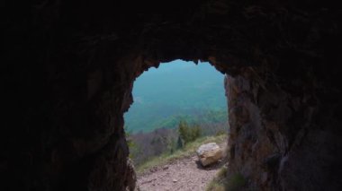 Dağlardaki bir mağaradan tepelerin manzarası