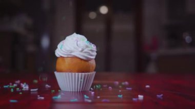 Üstünde krema olan pasta hindistan cevizi gevreğiyle kaplı.