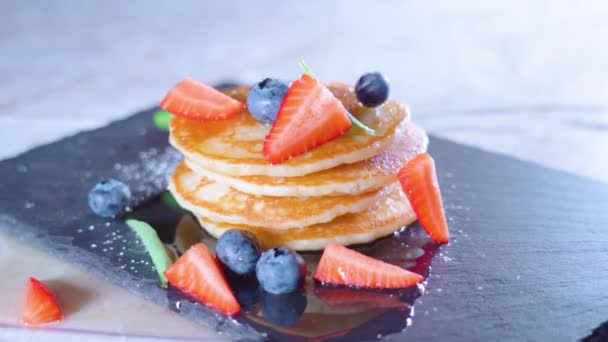 Panquecas com frutas no topo aparece na mesa — Vídeo de Stock