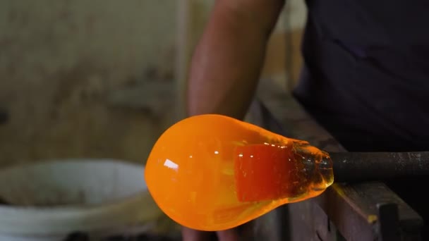 Verre soufflé chaud est fabriqué à la main — Video