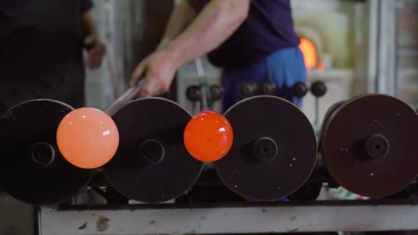 Opgeblazen glas wordt gedraaid op machines — Stockvideo