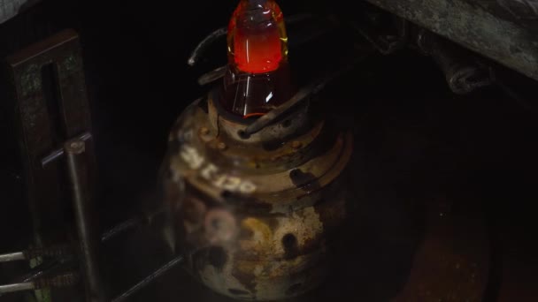 Verwarmd glas wordt in een machine in de fabriek geschoten — Stockvideo