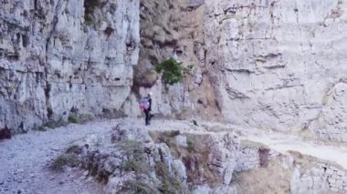 Alplerdeki 52 galerinin caddesinde yürüyen bir kız.