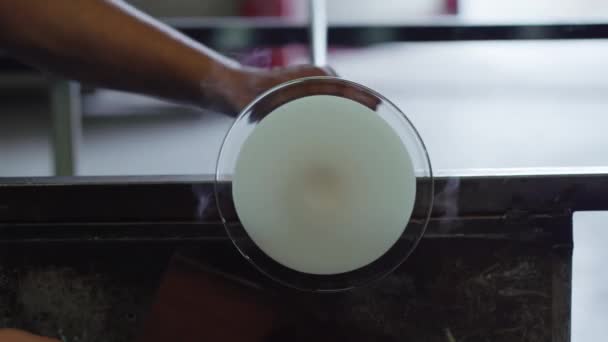 Een ronde glazen vaas is handgemaakt — Stockvideo