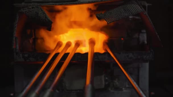 Staven met glas in de oven met vuur — Stockvideo