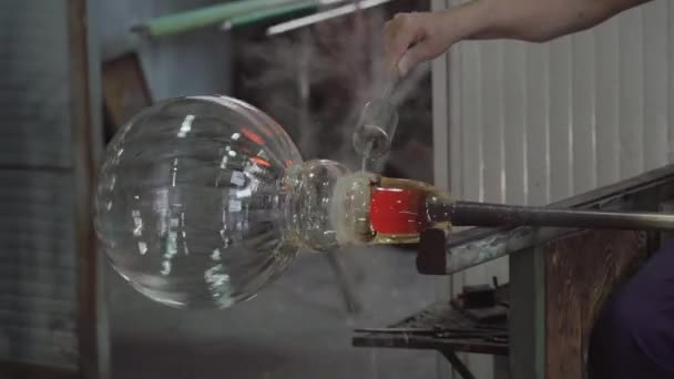 Een bol vaas wordt handgemaakt in de geblazen glasfabriek — Stockvideo
