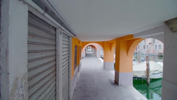 Gekleurde arcades van de stad Chioggia — Stockvideo