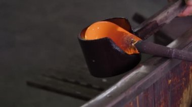 Sıcak cam elle şekillendirilir.