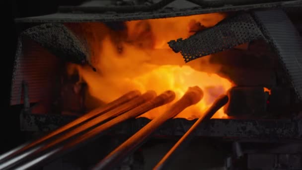 Oven met vuur voor de verwerking van geblazen glas — Stockvideo
