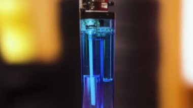 Hareket halindeki arka planda sıvı ile daha hafif