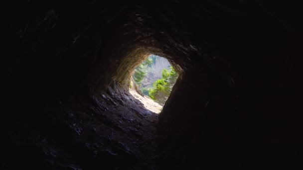 Long cave in the mountain with a view to the sky — Stock Video