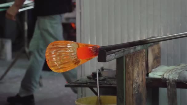 Creëren van een geblazen glazen vaas — Stockvideo