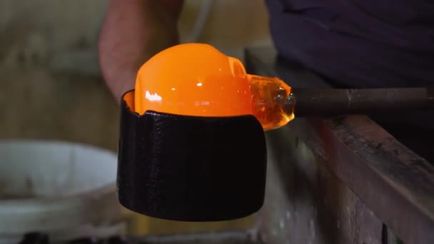 Close-up met de hand geblazen glasverwerking — Stockvideo