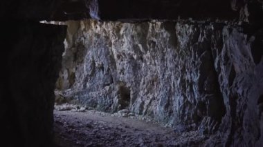 Dağdaki mağara ışıkla aydınlandı.