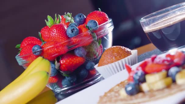 Delicioso desayuno de frutas en la mesa — Vídeo de stock