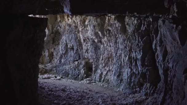 光に照らされた山の洞窟 — ストック動画