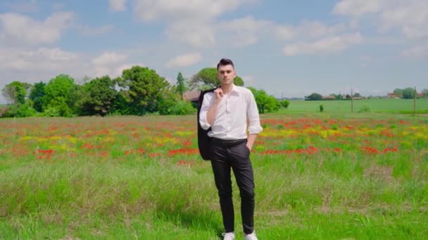 Jongen gekleed elegant met shirt op het papaverveld — Stockvideo