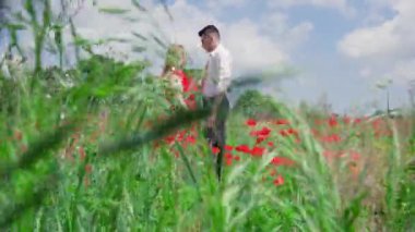 Doğanın renklerinin ortasındaki aşıkların kopyası