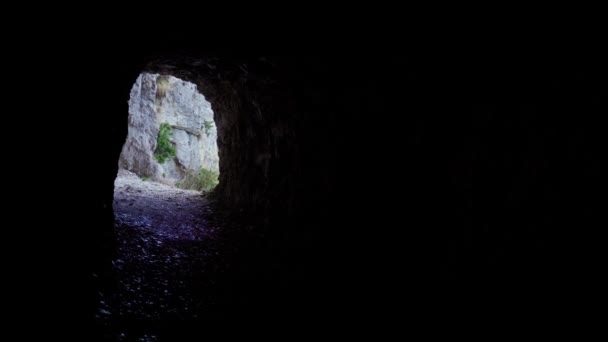 岩の山の洞窟の出口 — ストック動画