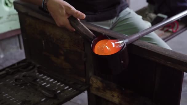 Close-up met de hand geblazen glasverwerking — Stockvideo