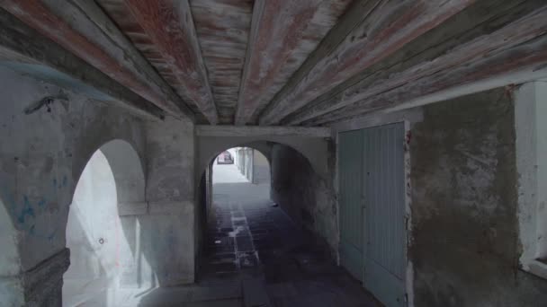 Unter den alten Arkaden von Chioggia — Stockvideo