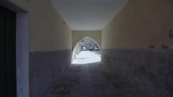 Ein Tunnel zwischen den venezianischen Mauern — Stockvideo