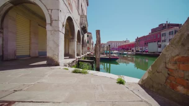 Canal de agua de Chioggia durante el día — Vídeo de stock