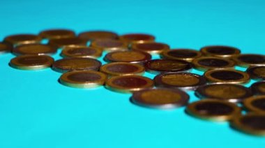 Mavi zeminde Euro sikkeleri