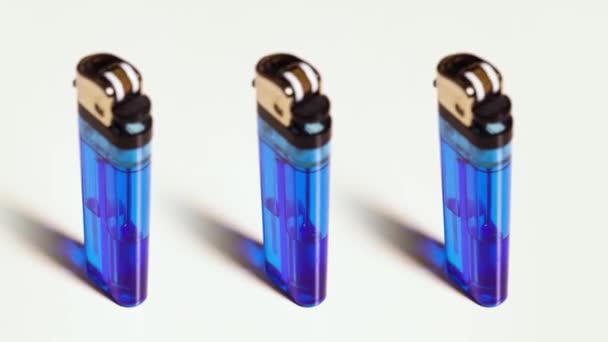 Сині запальнички обертаються на білому тлі — стокове відео