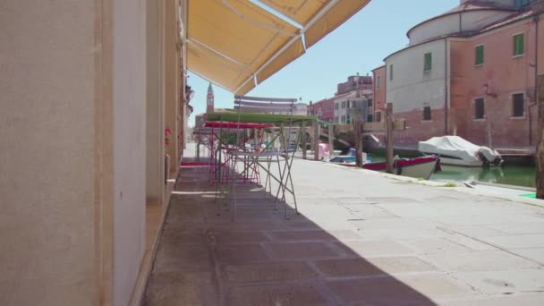 Orilla de la ciudad veneciana con mesas de restaurante fuera — Vídeos de Stock