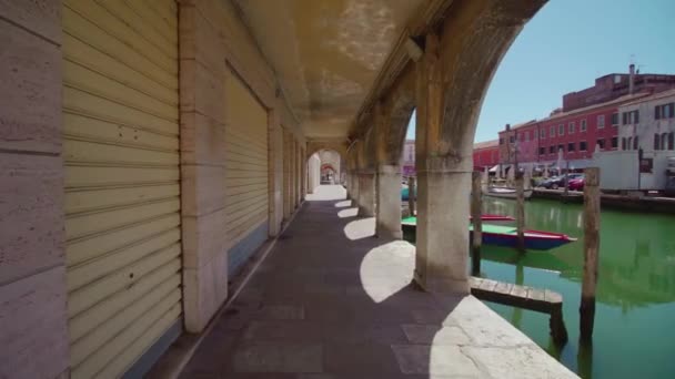 Sob arcadas da cidade italiana Chioggia — Vídeo de Stock