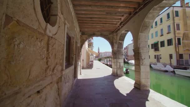 Scroll onder de arcades van Chioggia in Italië — Stockvideo