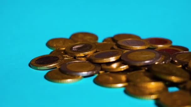 Monedas de euros en el suelo azul — Vídeos de Stock