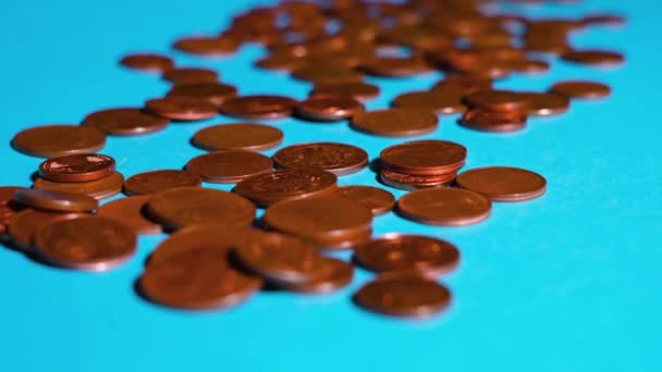 Wenige Cent-Münzen auf blauer Oberfläche — Stockvideo