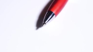 Kalem yazma işlemleri beyaz arkaplanda dönüyor