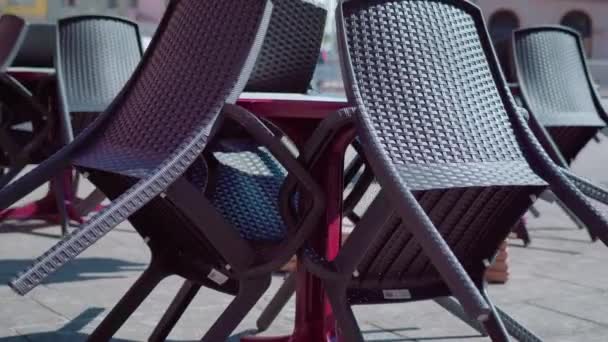 Bir açık hava barının sandalyeleri ve masaları — Stok video