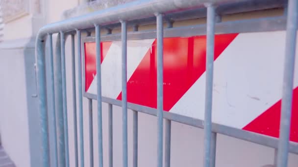 Barrera móvil frente a la pared del edificio — Vídeos de Stock