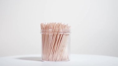 Kürdan gri bir arkaplanda döner 