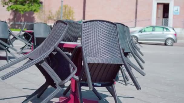 Chaises et tables du restaurant extérieur fermé — Video