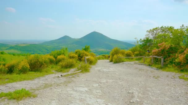 Caminho de terra cênica nas colinas na primavera — Vídeo de Stock