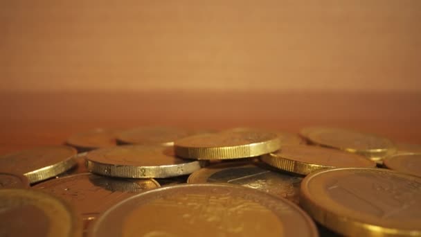 テーブルの上にユーロ硬貨のヒープ — ストック動画