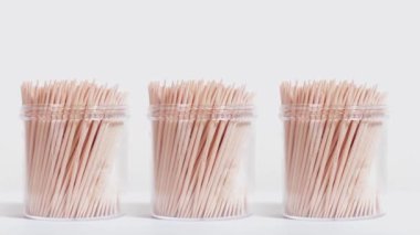 Beyaz arka planda plastik kavanozlardaki kürdanlar