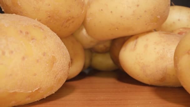 Patatas crudas sobre la mesa — Vídeos de Stock