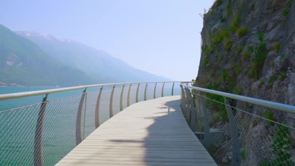 Carril bici en la orilla del lago de Garda — Vídeos de Stock