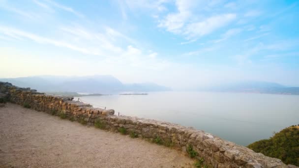 Schöne Aussicht von oben auf den Gardasee — Stockvideo