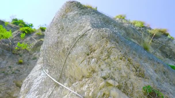 Malla de alambre para protección contra la caída de rocas de las montañas — Vídeo de stock