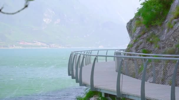 Pedestrian path hanging on the amontagna to the lake — Stock Video